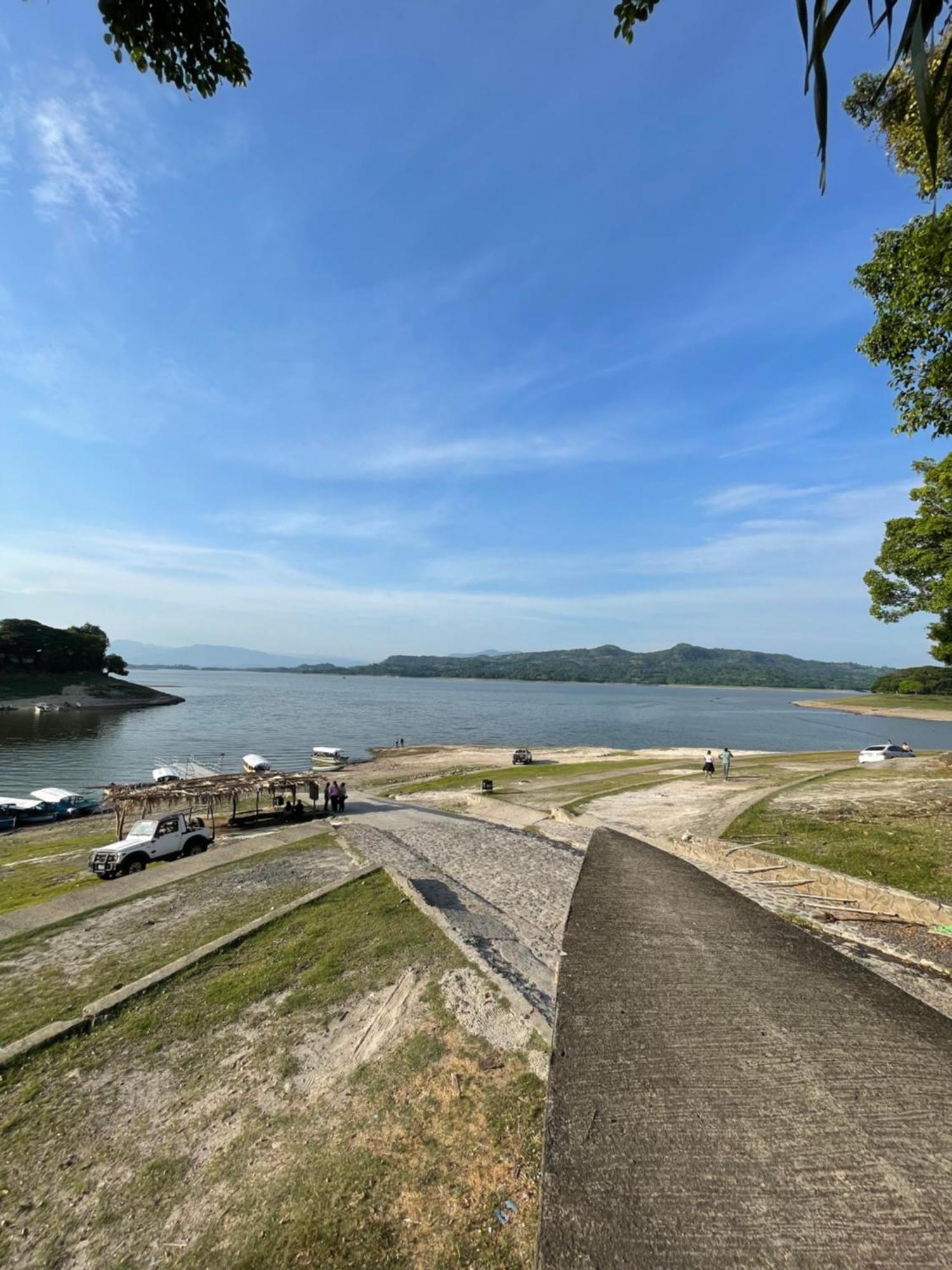 Hotel Y Cafe Ixmati Suchitoto Eksteriør bilde